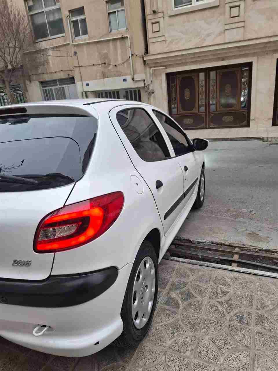 بدون عکس