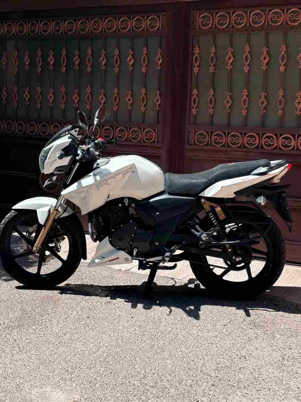 بدون عکس