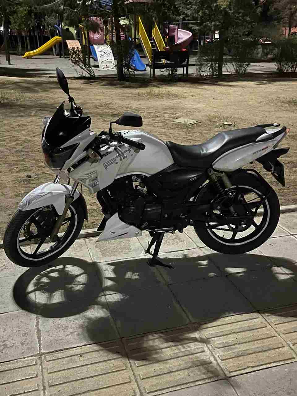 بدون عکس