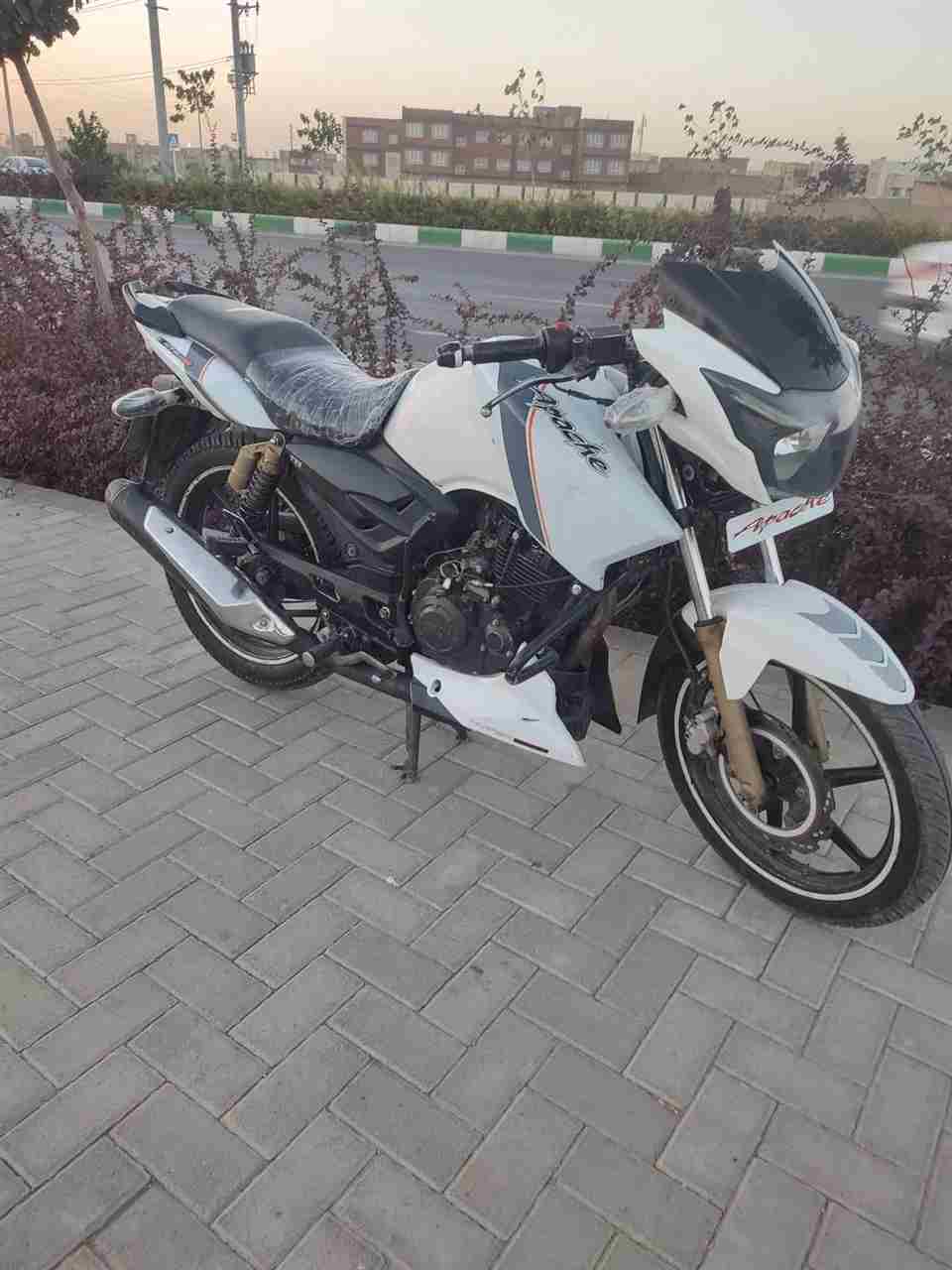 بدون عکس